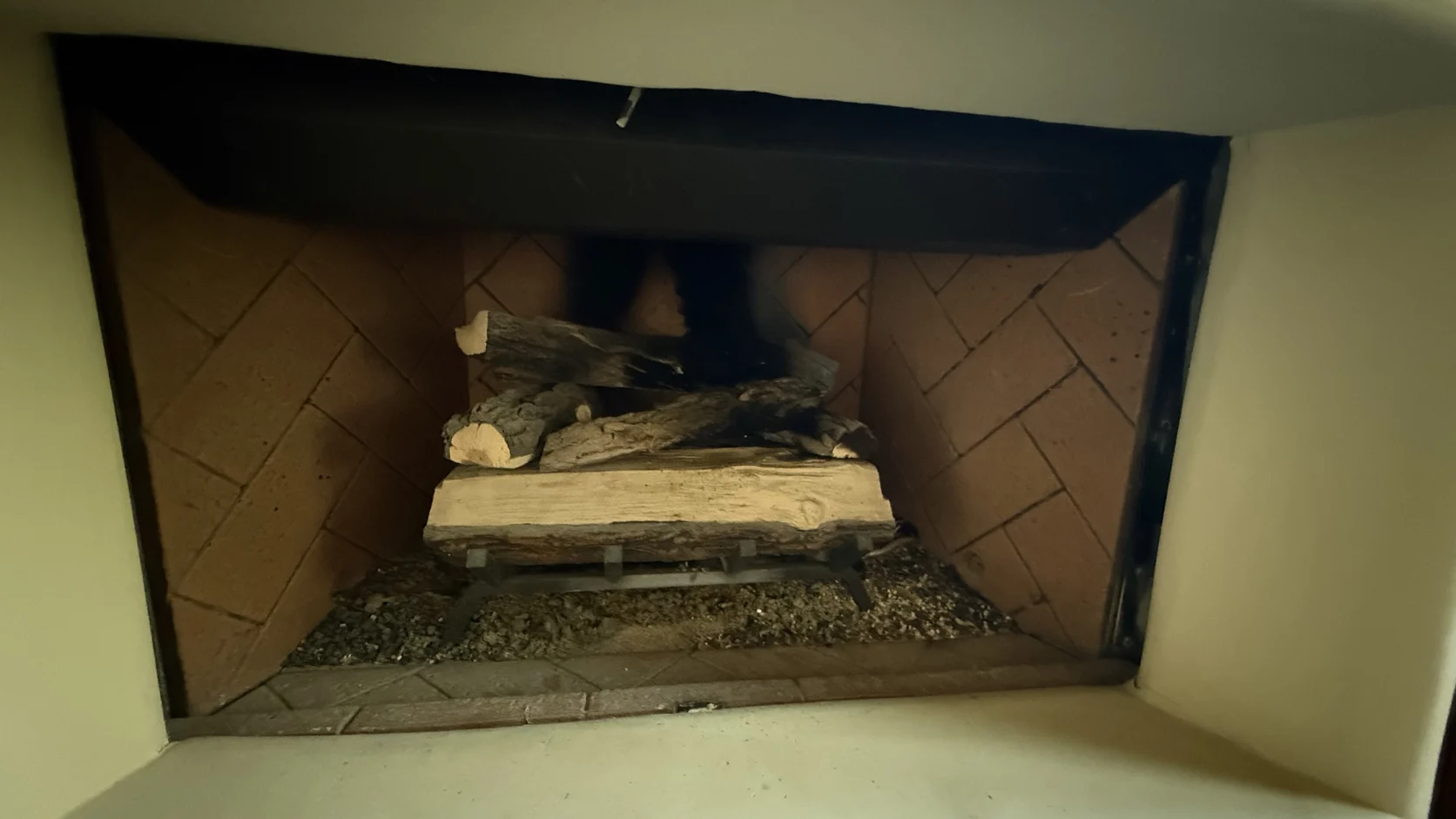 Ceramic log set in a light refractory firebox