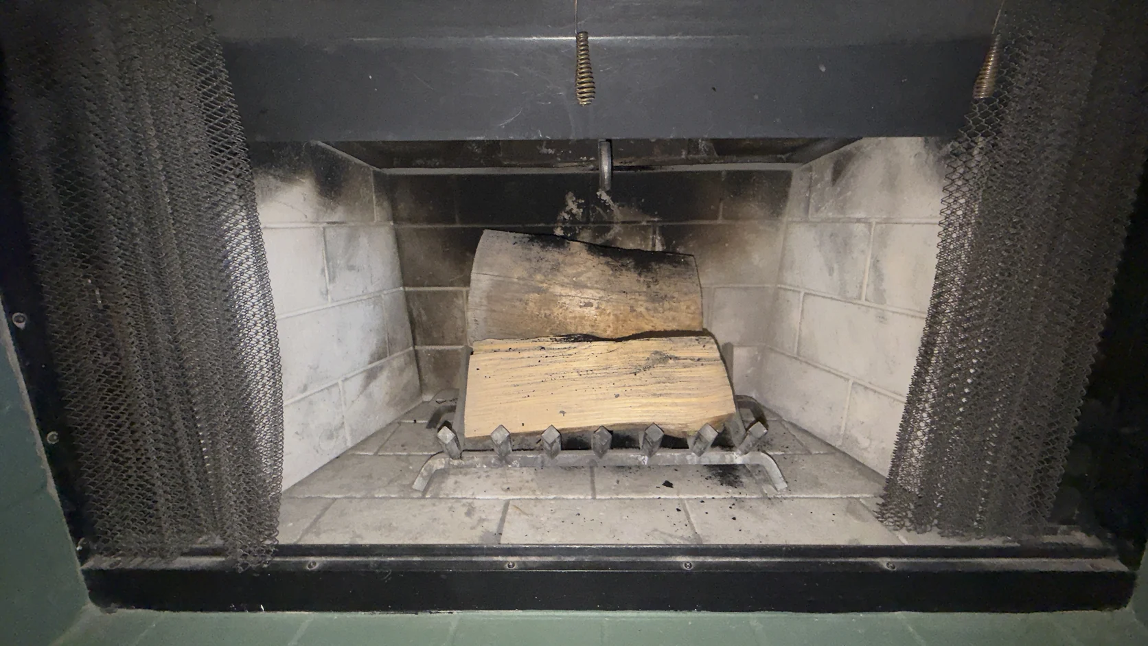 Single log on a grate in a refractory firebox